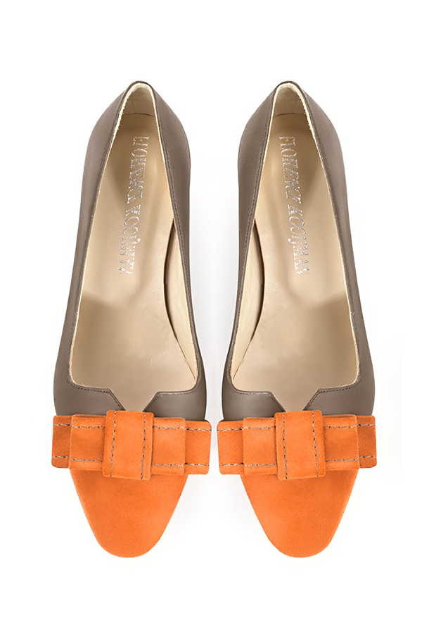 Apricot orange and taupe brown women's dress pumps, with a knot on the front. Round toe. Low kitten heels. Top view - Florence KOOIJMAN